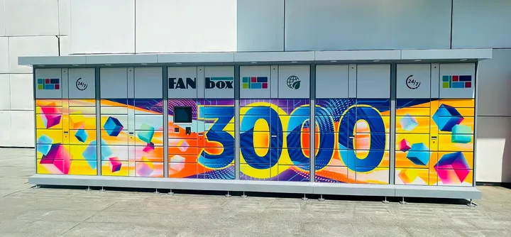 Lockere FANbox colorate, simbolizând extinderea rețelei de livrare în România.