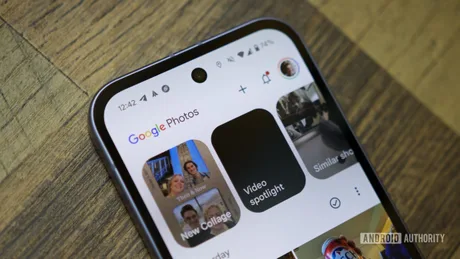 Interfața Google Photos pe un telefon mobil, cu opțiuni de editare și organizare.