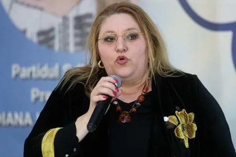 Diana Șoșoacă susține un discurs la un eveniment public.