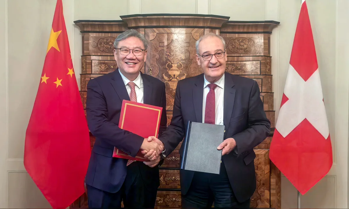 Reprezentanți ai Chinei și Elveției semnează un acord de liber schimb.