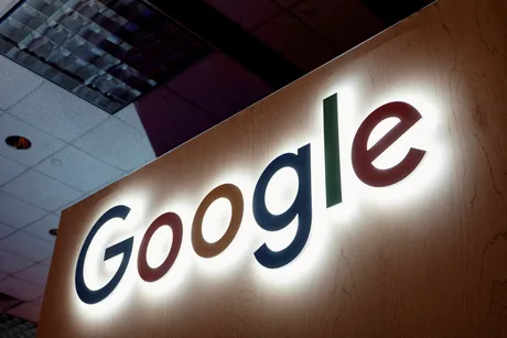 Logo Google iluminat, simbolizând inovația tehnologică și provocările dezinformării.