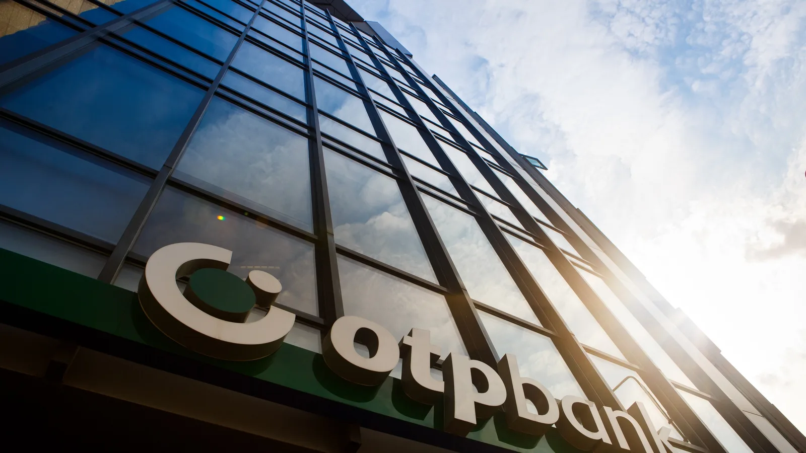 Clădirea OTP Bank reflectă cerul, simbolizând expansiunea internațională.