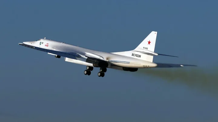 Bombardierul strategic Tu-160M în timpul unui zbor de testare.