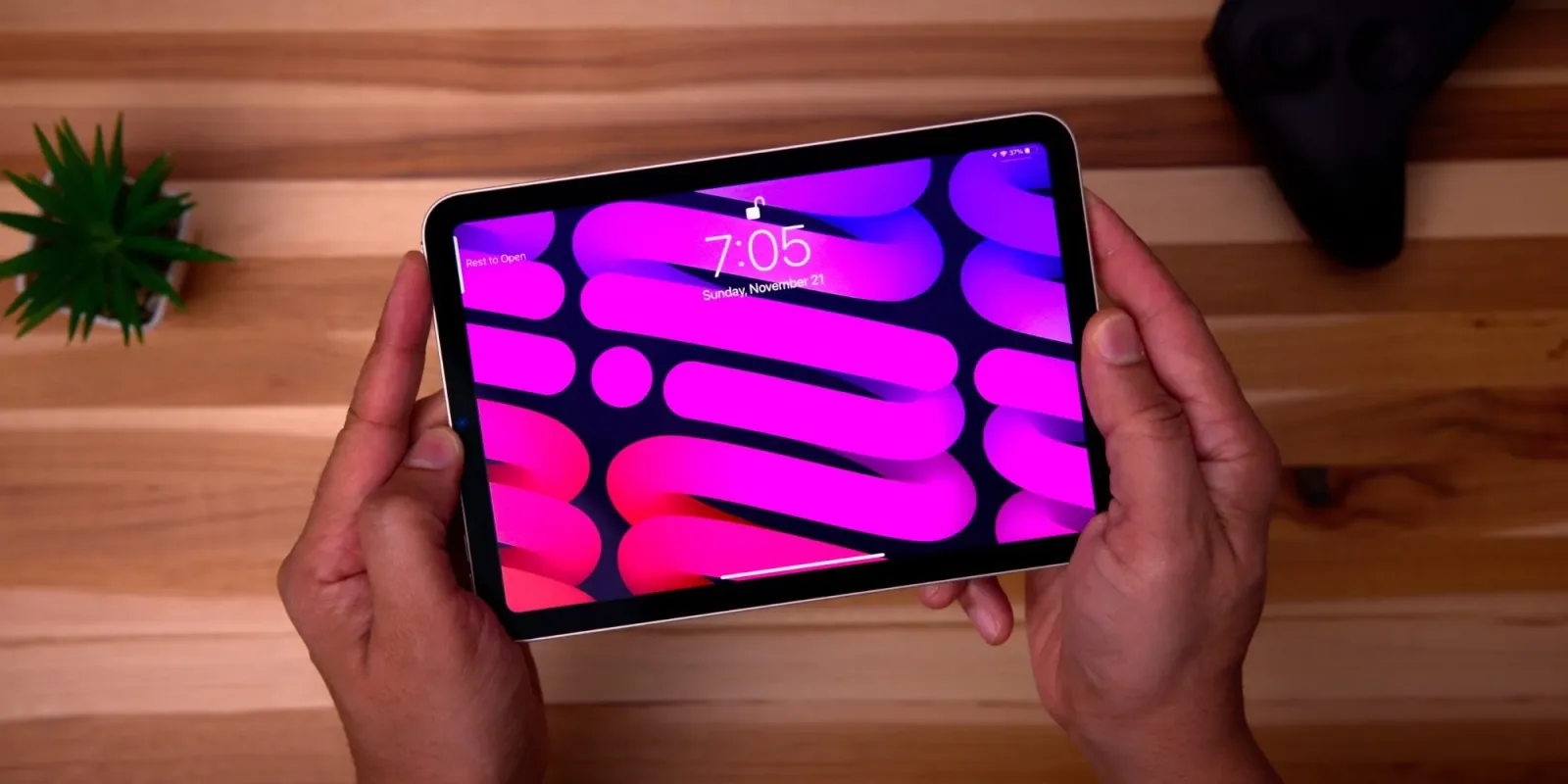 Noul iPad mini cu ecran OLED promite performanțe îmbunătățite și design modern.