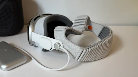 Cască de realitate virtuală cu design modern și detalii ergonomice.