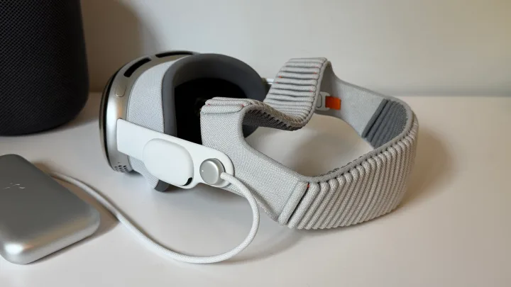 Cască de realitate virtuală cu design modern și detalii ergonomice.