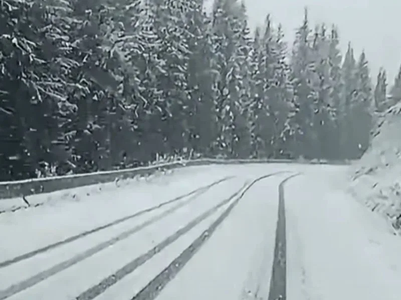 Drum acoperit cu zăpadă pe Transalpina, condiții meteo dificile pentru circulație.