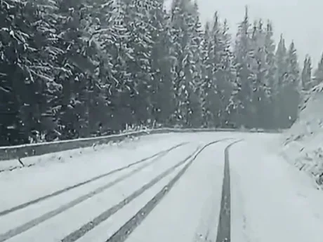 Drum acoperit cu zăpadă pe Transalpina, condiții meteo dificile pentru circulație.