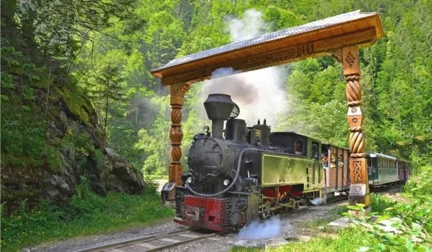Mocănița circulă prin peisaje montane, atrăgând turiști în Maramureș.
