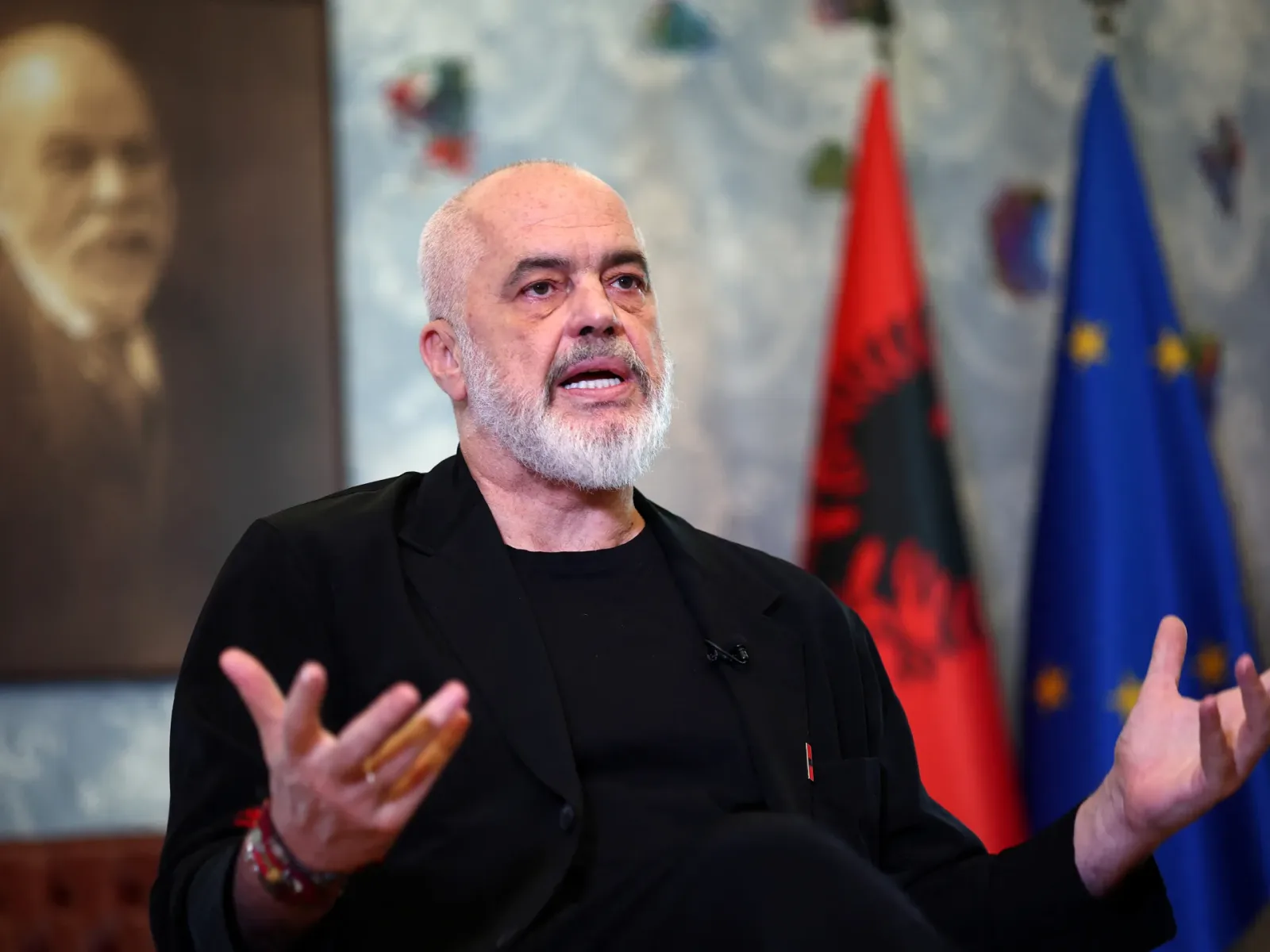Edi Rama discutând despre proiectul de lux în ciuda protestelor cetățenilor.
