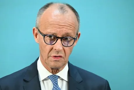 Friedrich Merz, în fața unui fundal albastru, exprimând îngrijorare politică.