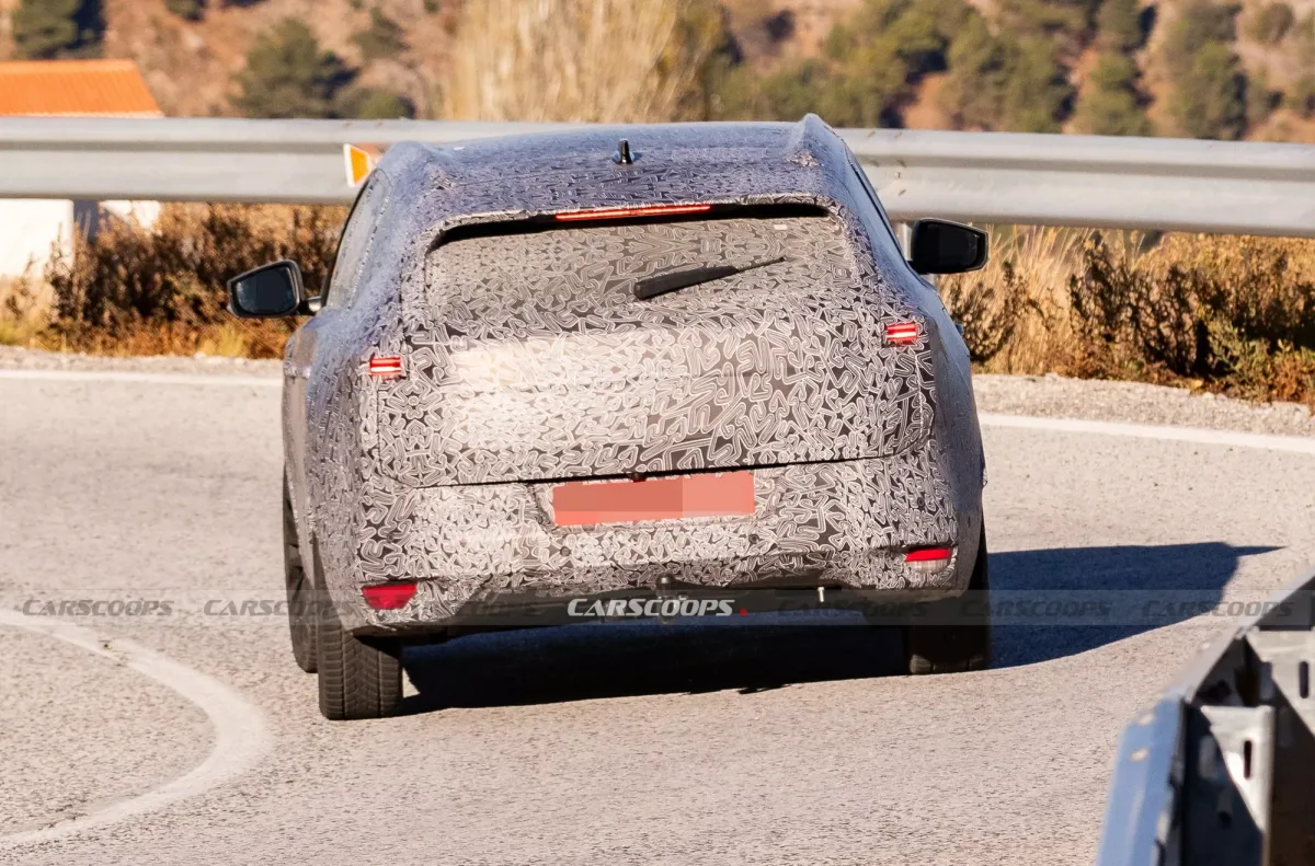 Dacia C-Neo testat pe serpentine, cu design camuflat.