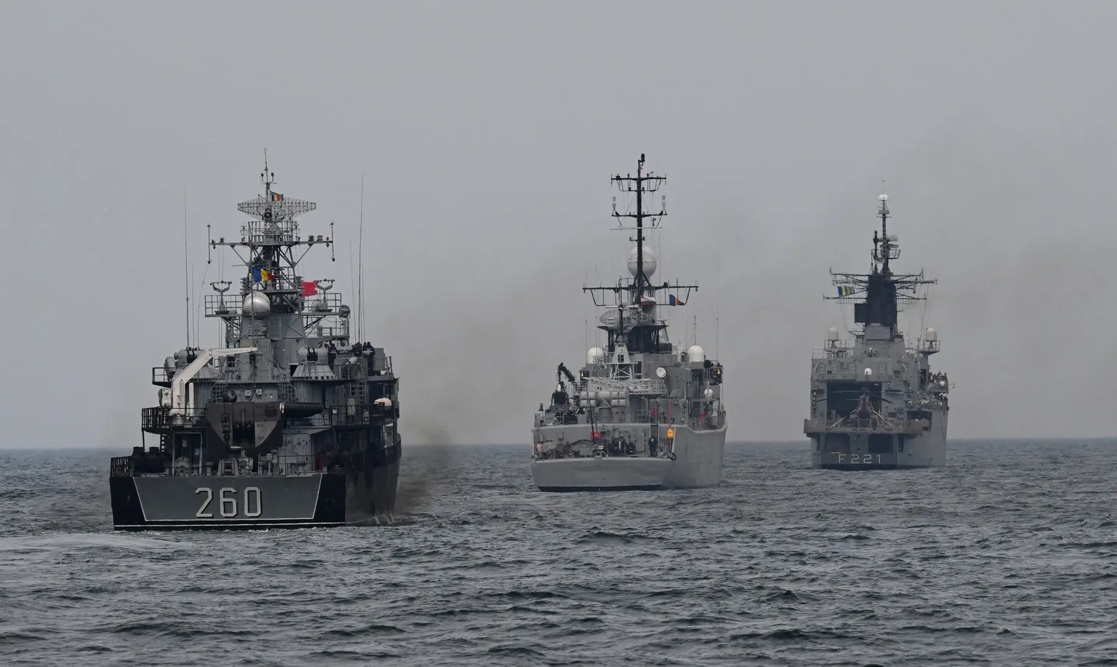 Nave militare navigând pe Marea Neagră în condiții de tensiune regională.
