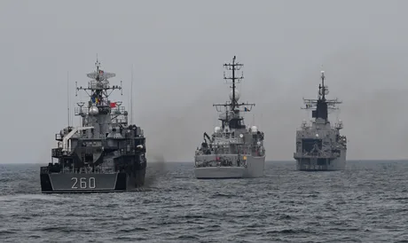 Nave militare navigând pe Marea Neagră în condiții de tensiune regională.