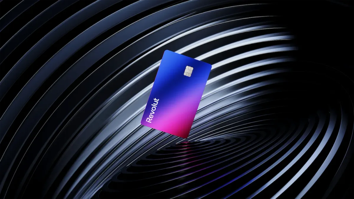 Cardul Revolut suspendat într-un fundal modern și abstract