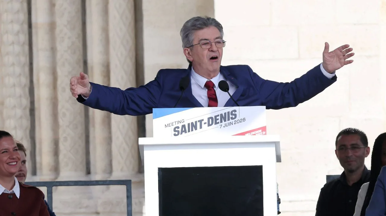 Jean-Luc Mélenchon discutând despre politica externă a Franței la un colocviu.