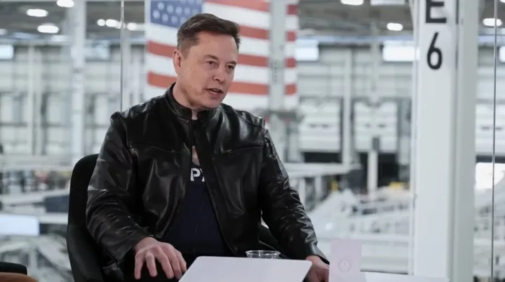 Elon Musk discutând despre achiziția Cursor de către SpaceX.