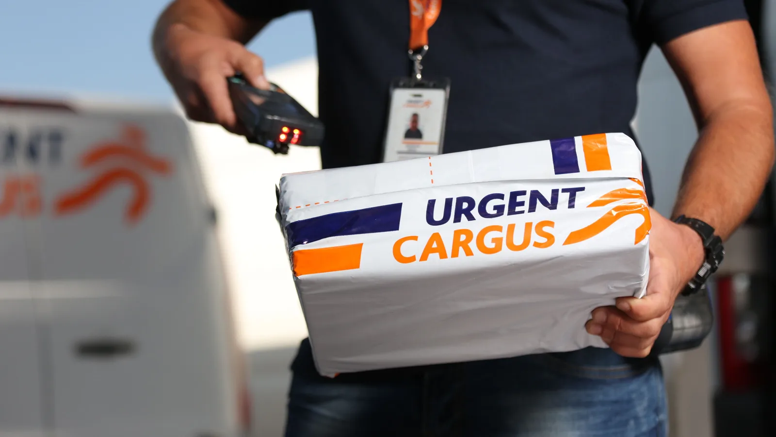 Un curier Cargus scanând un colet pentru livrare rapidă.