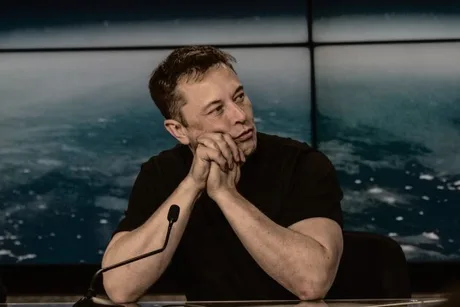 Elon Musk discutând despre transparența platformei X și reglementările DSA.