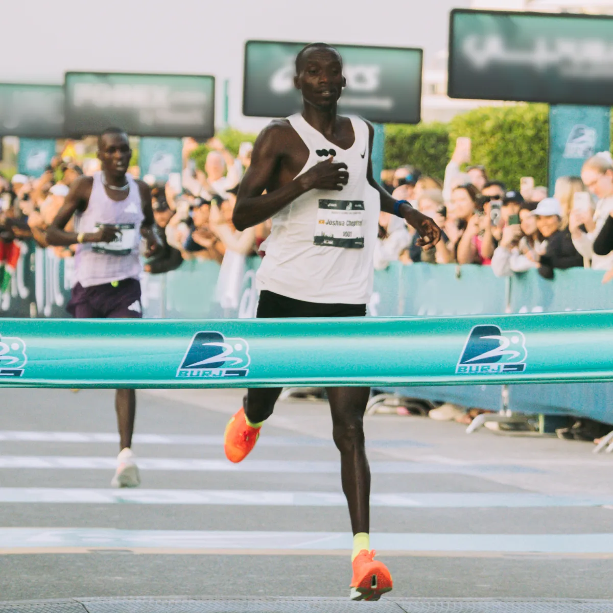 Joshua Cheptegei câștigând cursa la Burj2Burj Half Marathon.