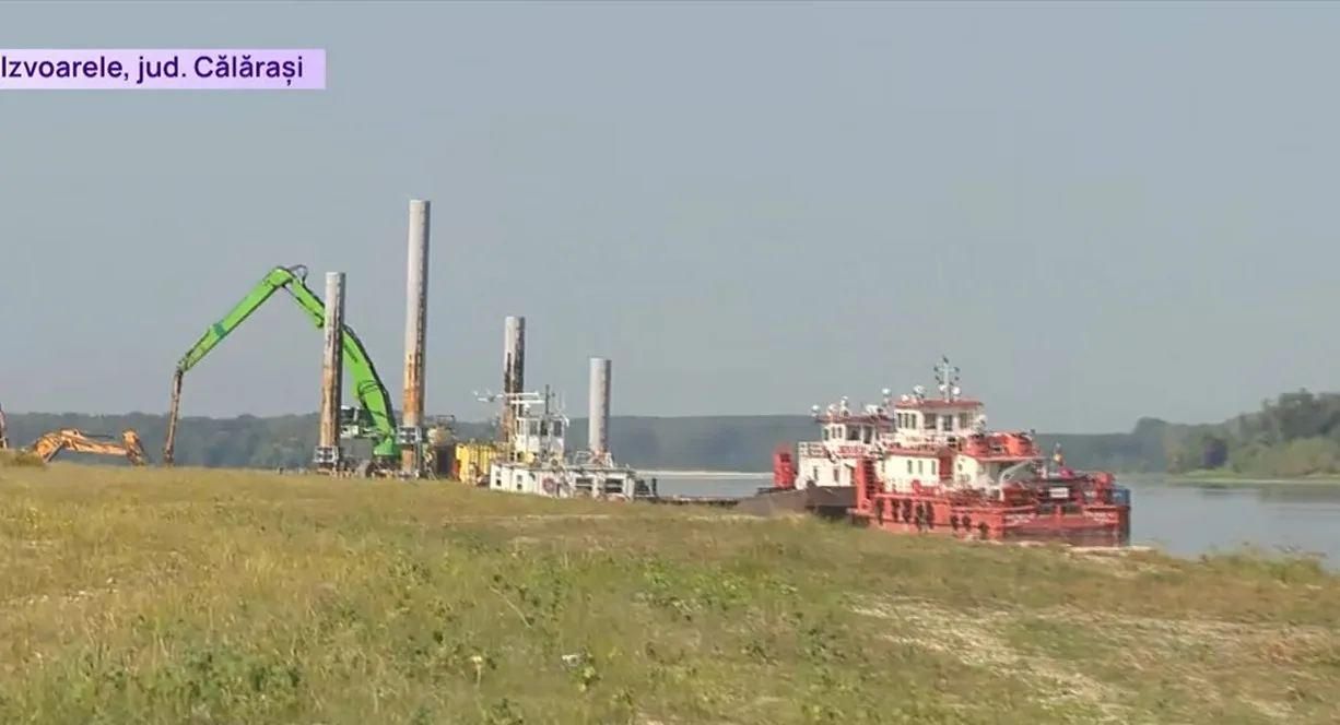 Barje pregătite pentru scufundare în Dunăre, în contextul unei intervenții complexe.