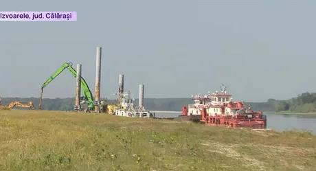 Barje pregătite pentru scufundare în Dunăre, în contextul unei intervenții complexe.