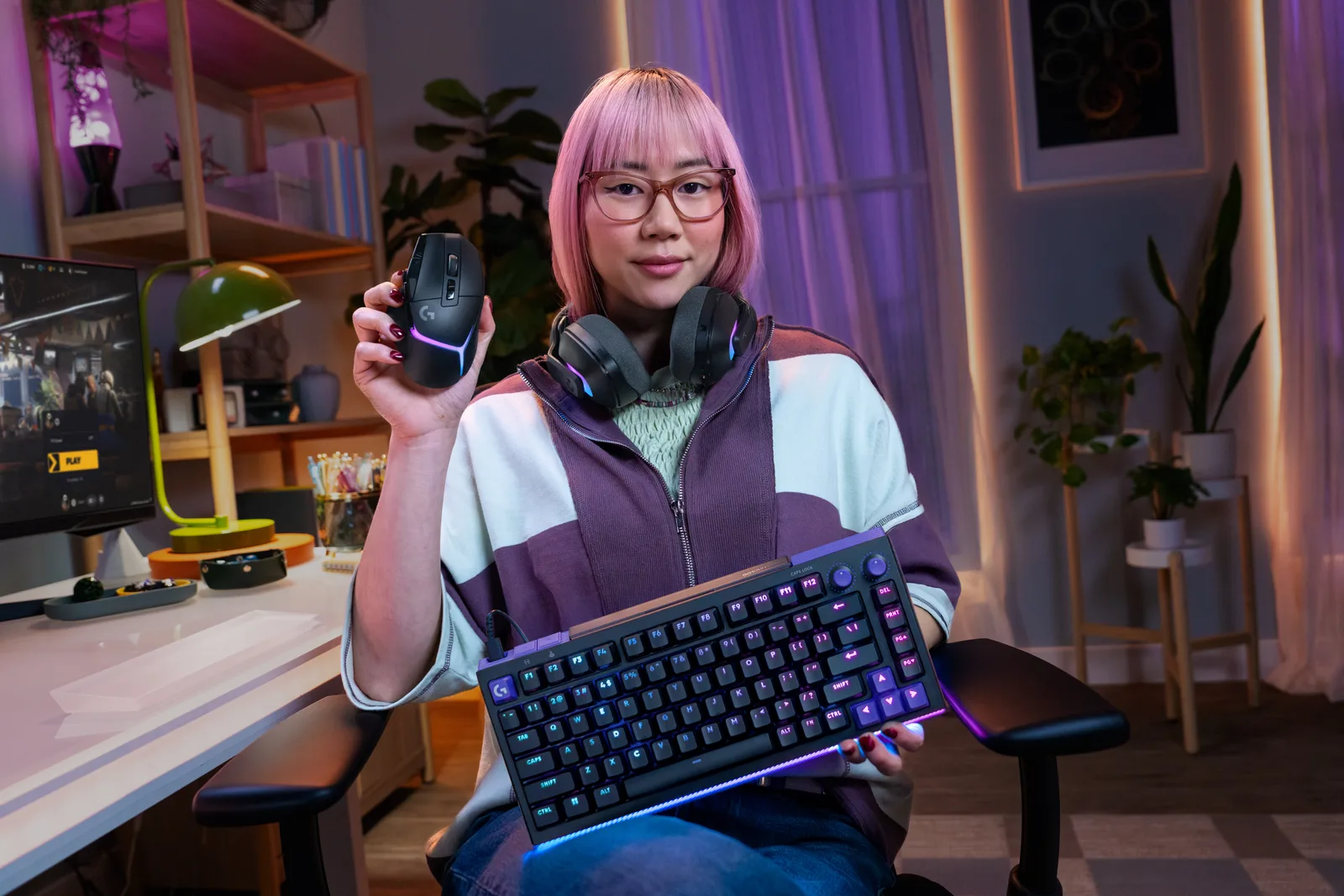 Tastatura G512 X și accesorii de gaming într-un mediu modern și confortabil.
