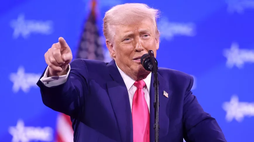 Donald Trump la un discurs, subliniind relațiile cu liderii Big Tech.