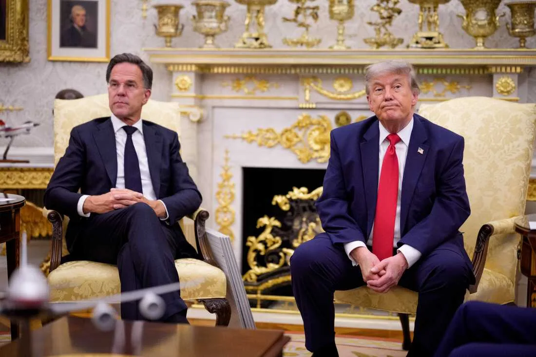 Donald Trump și Mark Rutte discutând despre cheltuielile NATO în biroul oval.