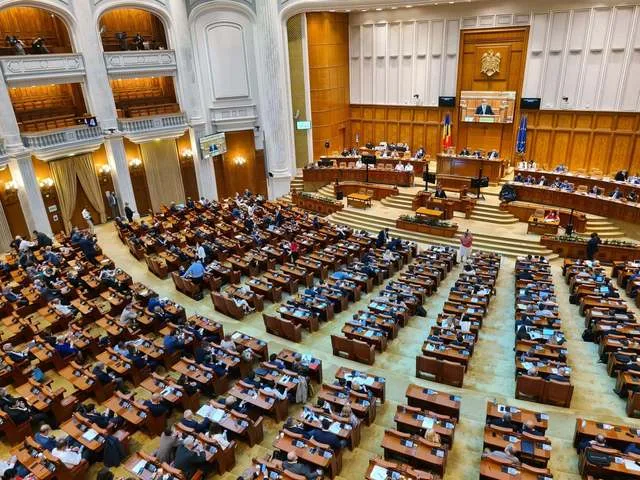Sesiune în Parlamentul României, cu mulți deputați prezenți.