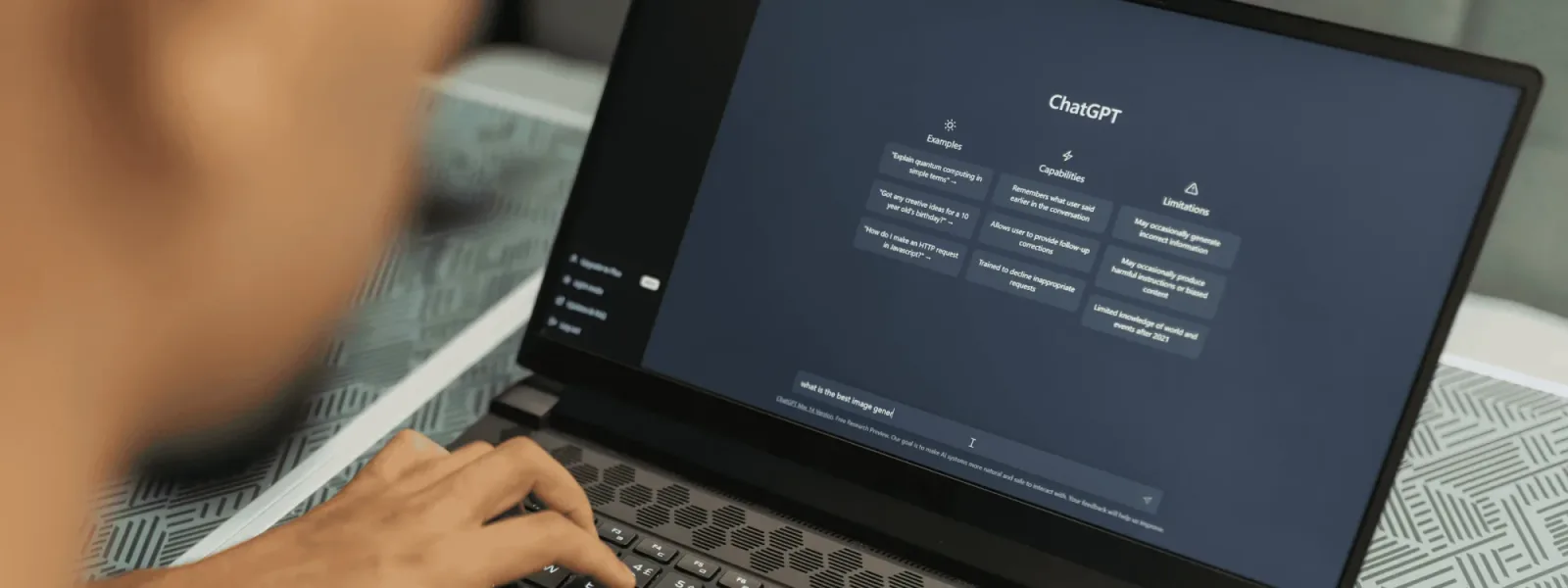 Interfața ChatGPT pe un laptop, utilizator activ.