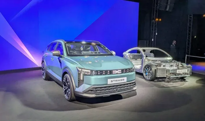 Crossoverul Dacia Striker expus alături de caroseria sa.