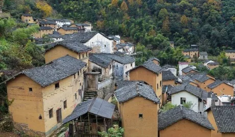 Peisaj rural din satul Lizu, cu case tradiționale și natură înconjurătoare.