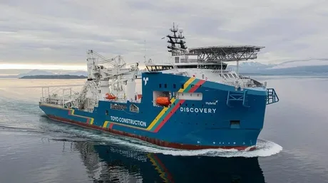 Nava hibridă Discovery navigând pe ape japoneze, destinată pozării cablurilor submarine.