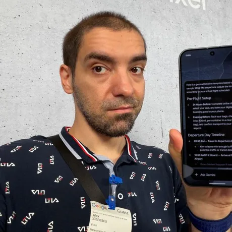 Un utilizator prezintă un telefon Pixel cu Gemini activat în Berlin.