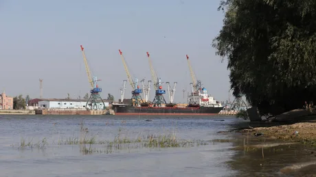 Port maritim din Izmail, Ucraina, cu nave și macarale vizibile.