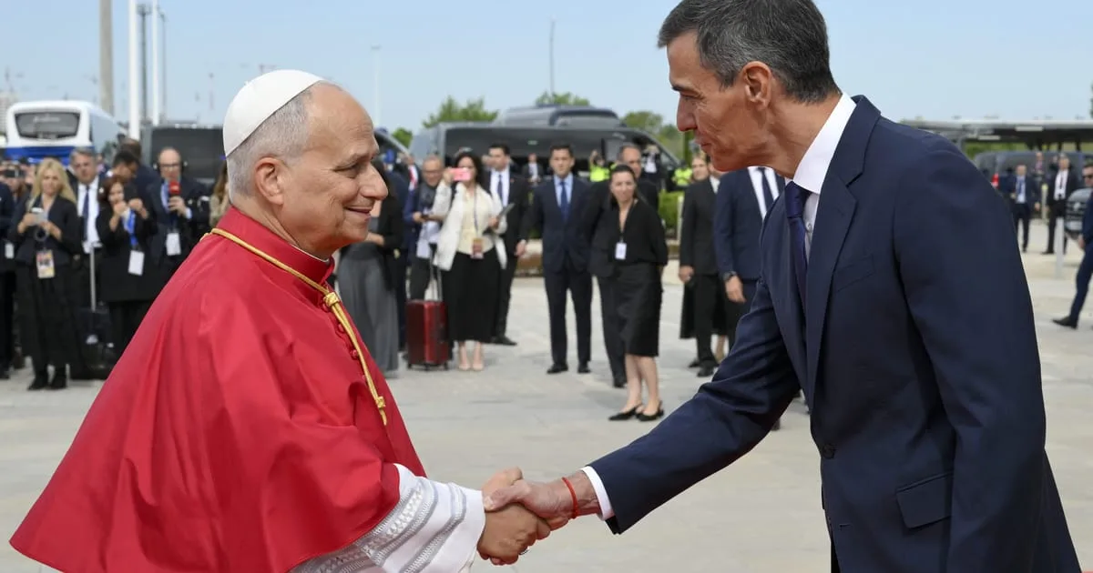 Pedro Sánchez și Papa Leon al XIV-lea se salută, discutând despre migrație.