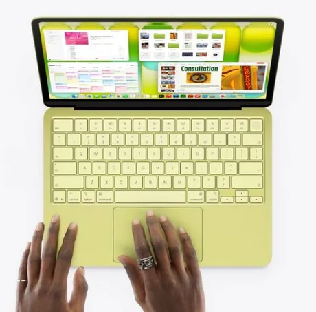 Laptop MacBook Neo recondiționat cu tastatură galbenă și ecran deschis.