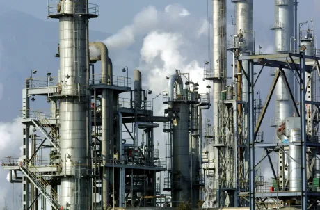 Instalație industrială de rafinare a petrolului în acțiune.