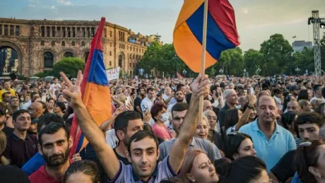 Oameni din Armenia sărbătoresc rezultatul alegerilor parlamentare.