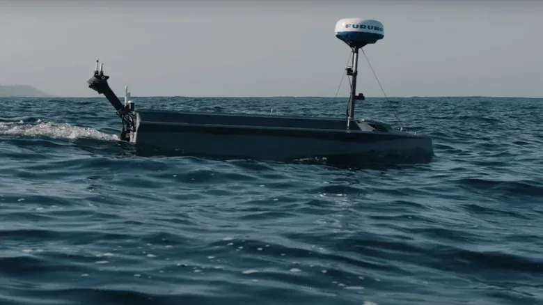 Dronă navală Lightfish navigând pe oceanul deschis.