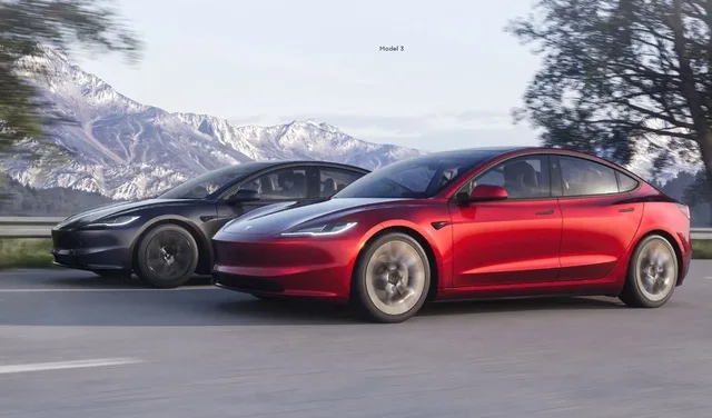 Două modele Tesla pe drum, cu peisaj montan în fundal.