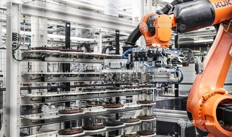 Robot industrial în proces de asamblare a componentelor auto