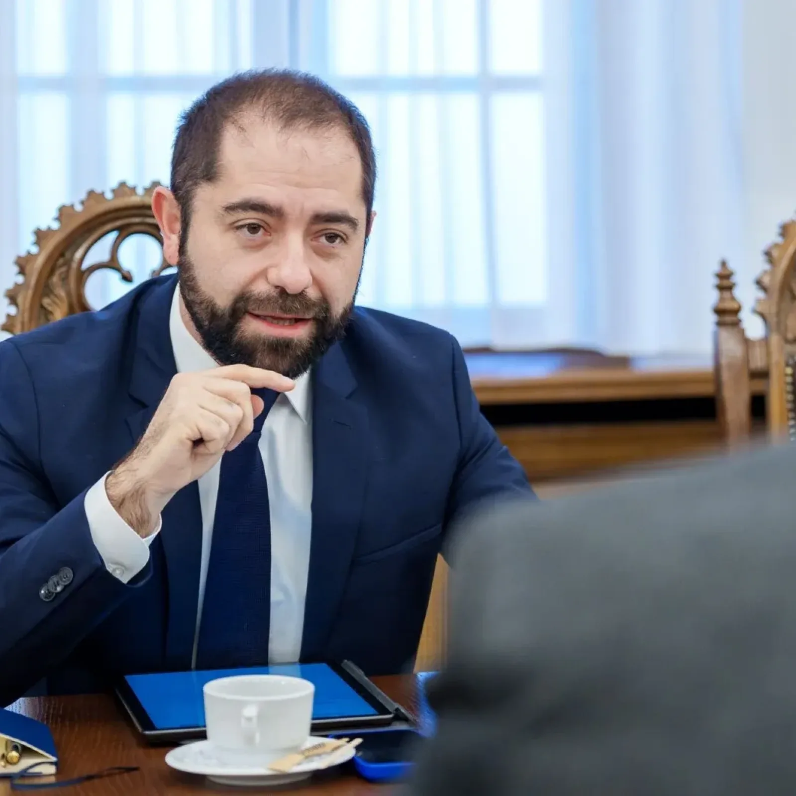 Radu Burnete discutând despre economia României și deficitul bugetar.