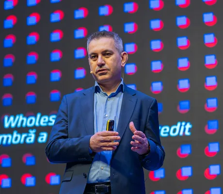 Reprezentant UniCredit Bank discutând despre finanțarea pentru IMM-uri și digitalizare.