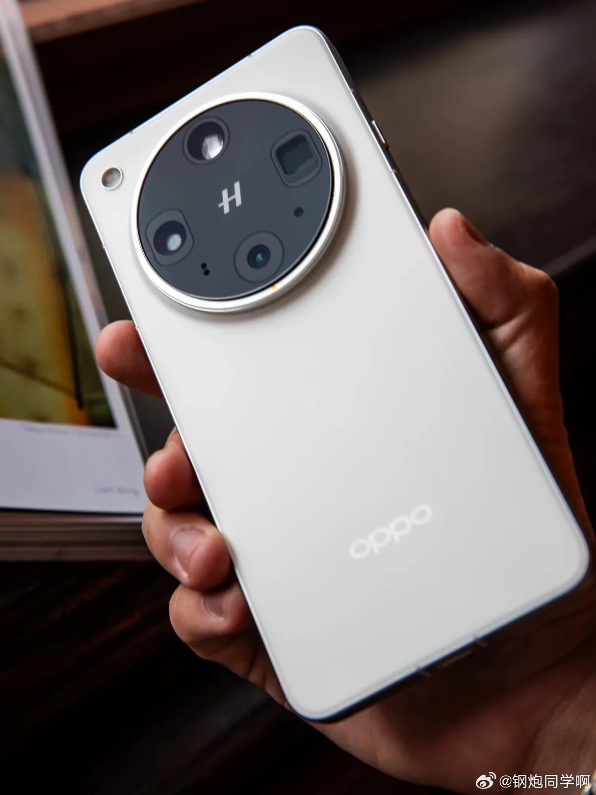 Telefonul OPPO Find X9 Ultra cu un sistem foto avansat și design elegant.