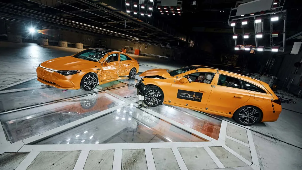 Test de impact lateral între două modele Mercedes CLA la 56 km/h.