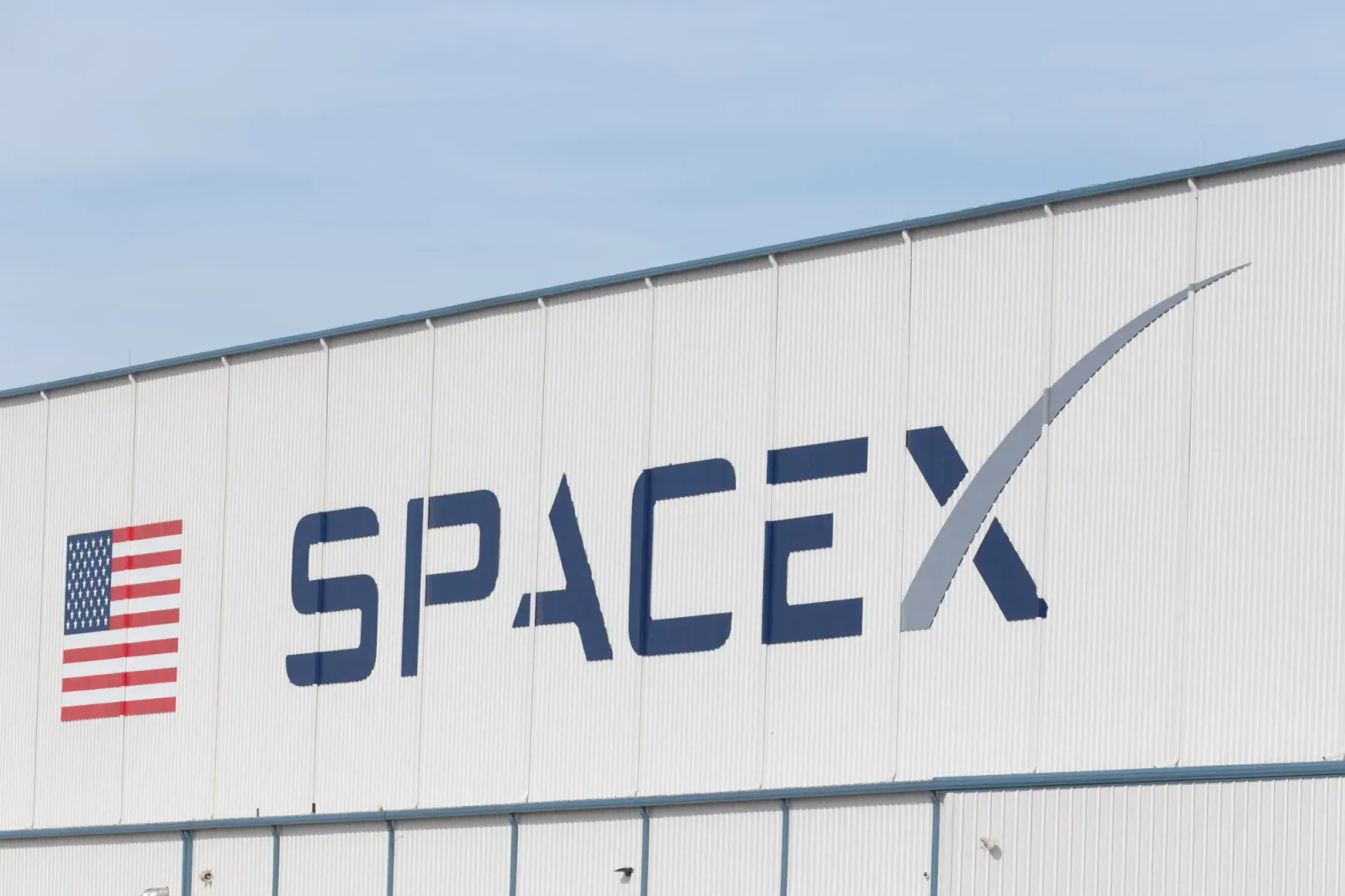 Logo-ul SpaceX pe clădirea sediului din Texas.