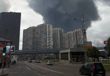 Fum gros deasupra clădirilor din Moscova după atacul cu drone.