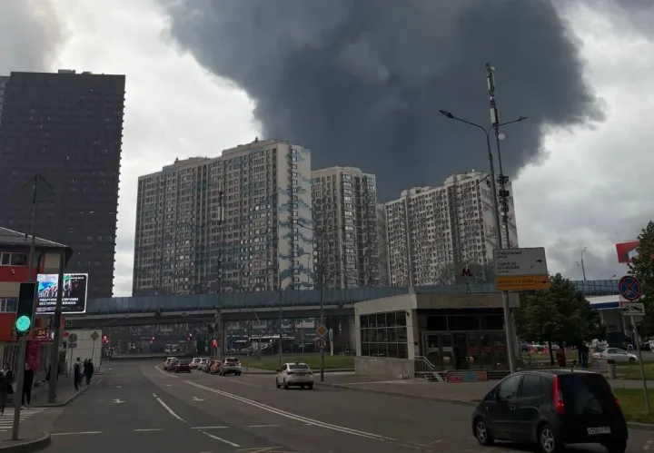 Fum gros deasupra clădirilor din Moscova după atacul cu drone.